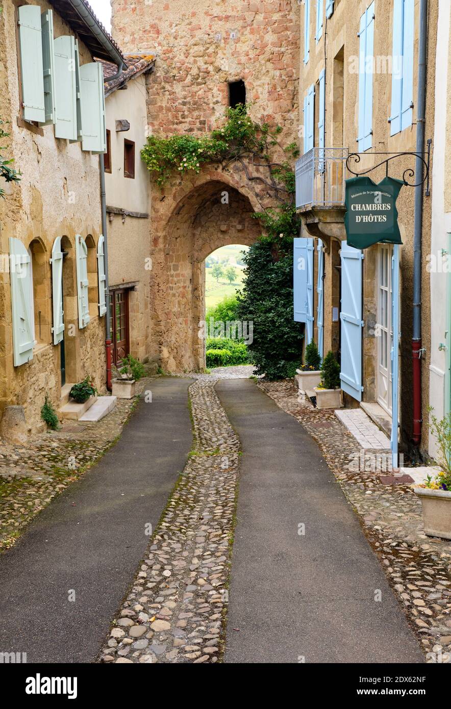 Montesquiou strada con arco alla fine, e una chambre d'hote. Piccolo villaggio nella zona di Gers della Francia Foto Stock