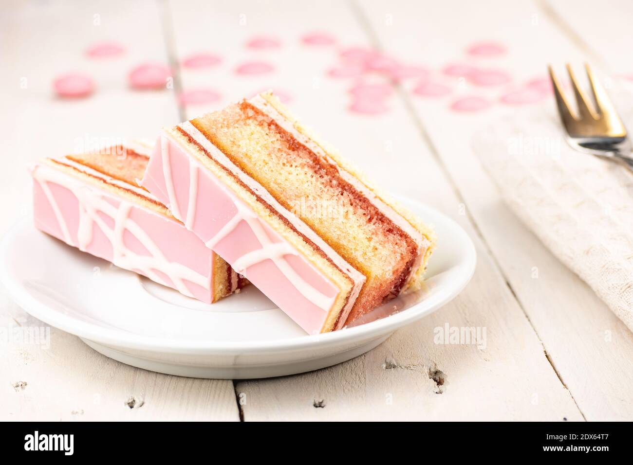 Torte alla fragola con crema al burro a base di pasta per biscotti. In cima alla torta è il cioccolato rosa con la guarnizione dello yogurt. Dessert di nozze. Cibo dolce rosa. Foto Stock