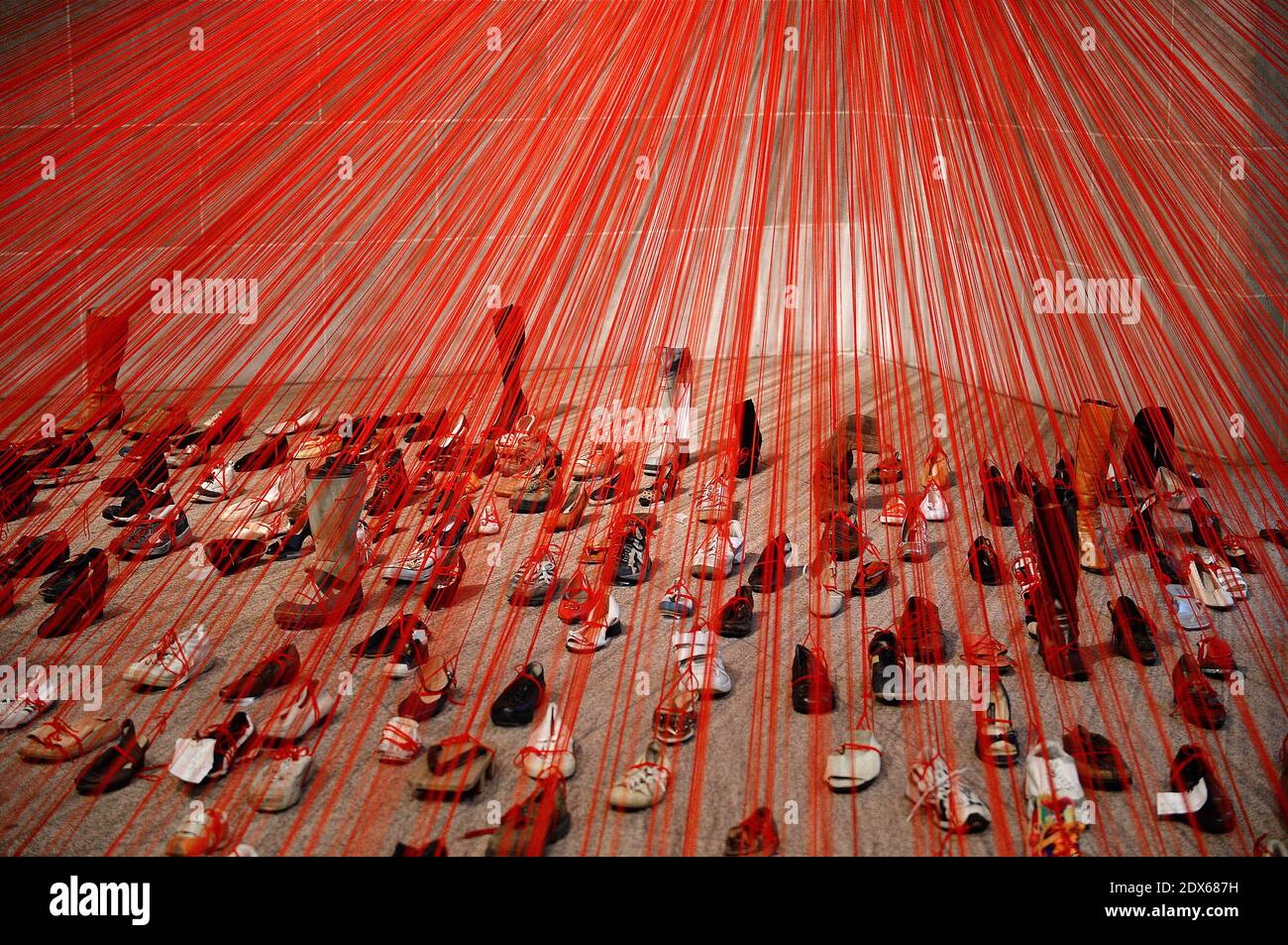 Una mostra d'arte chiamata 'prospettive' dall'artista Chiharu Shiota è in mostra alla Arthur M. Sackler Gallery di Smithsonian, il 22 agosto 2014 a Washington, DC, USA. Perspectives trasforma oltre 400 scarpe attaccate al filato rosso e note manoscritte in un'installazione drammatica ed emotivamente carica. Foto di Olivier Douliery/ABACAPRESS.COM Foto Stock