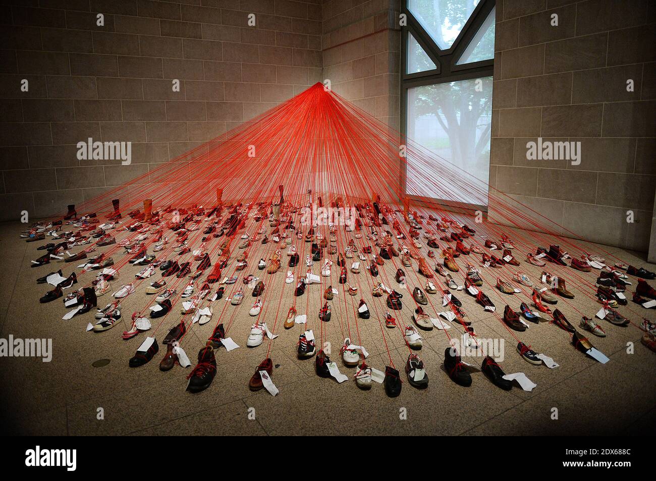 Una mostra d'arte chiamata 'prospettive' dall'artista Chiharu Shiota è in mostra alla Arthur M. Sackler Gallery di Smithsonian, il 22 agosto 2014 a Washington, DC, USA. Perspectives trasforma oltre 400 scarpe attaccate al filato rosso e note manoscritte in un'installazione drammatica ed emotivamente carica. Foto di Olivier Douliery/ABACAPRESS.COM Foto Stock