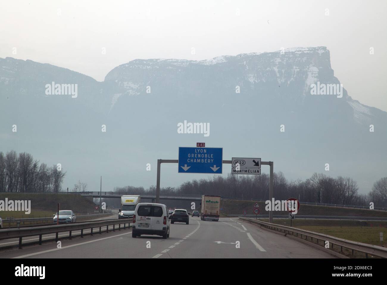 Panneaux : A43 Lione Grenoble Chambéry et Sortie 22 Montmélian. Sur l'autostrada A43 en direzione di Chambéry Foto Stock