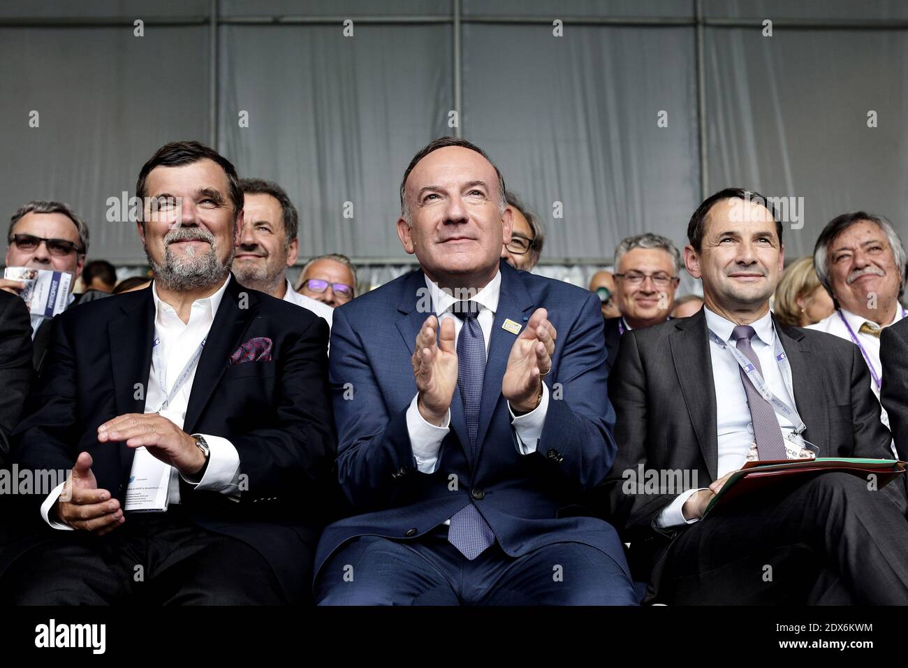 Il presidente del MEDEF Pierre Gattaz (C) insieme al presidente della Camera di Commercio dell'Ile-de-France Pierre-Antoine Gailly (L) e al ministro junior per la riforma dello Stato Thierry Mandon ascolta il primo ministro francese Manuel Valls nel suo discorso durante l'Università estiva del 2014, il più grande sindacato di datori di lavoro francese Medef, Si è svolto presso il campus HEC di Jouy-en-Josas, vicino a Parigi, Francia, il 27 agosto 2014. Foto di Stephane Lemouton/ABACAPRESS.COM Foto Stock