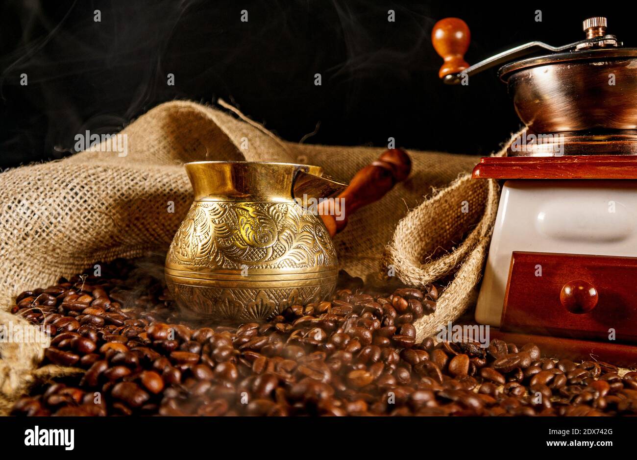 Macinacaffè vecchio d'epoca, cezve e chicchi di caffè. Foto Stock