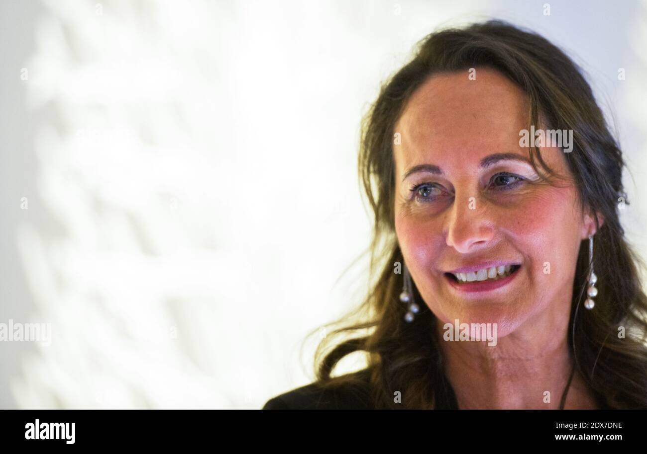Ministro francese per l'Ecologia, lo sviluppo sostenibile e l'energia, Segolene Royal durante una visita incentrata sulla transizione energetica il 4 settembre 2014 presso la sede centrale del gruppo di distribuzione dell'energia elettrica e di gestione dell'energia Schneider Electric a Rueil-Malmaison, fuori Parigi, Francia. Foto di Christian Liegi/ABACAPRESS.COM Foto Stock