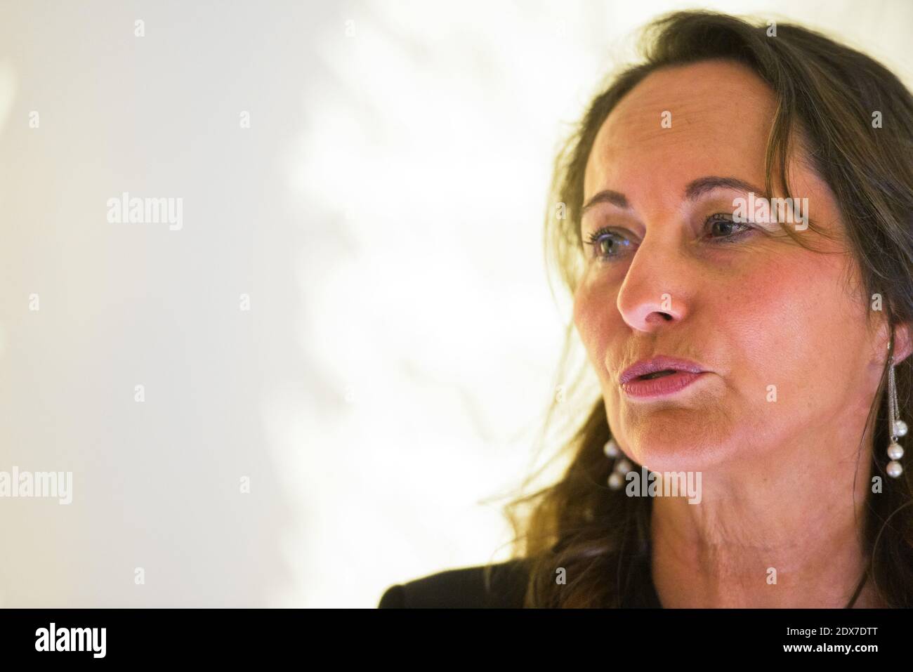 Ministro francese per l'Ecologia, lo sviluppo sostenibile e l'energia, Segolene Royal durante una visita incentrata sulla transizione energetica il 4 settembre 2014 presso la sede centrale del gruppo di distribuzione dell'energia elettrica e di gestione dell'energia Schneider Electric a Rueil-Malmaison, fuori Parigi, Francia. Foto di Christian Liegi/ABACAPRESS.COM Foto Stock