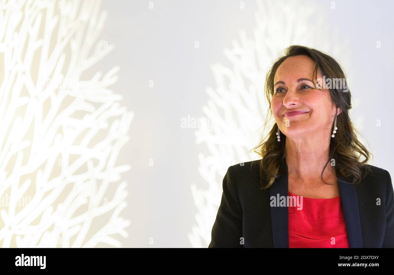 Ministro francese per l'Ecologia, lo sviluppo sostenibile e l'energia, Segolene Royal durante una visita incentrata sulla transizione energetica il 4 settembre 2014 presso la sede centrale del gruppo di distribuzione dell'energia elettrica e di gestione dell'energia Schneider Electric a Rueil-Malmaison, fuori Parigi, Francia. Foto di Christian Liegi/ABACAPRESS.COM Foto Stock