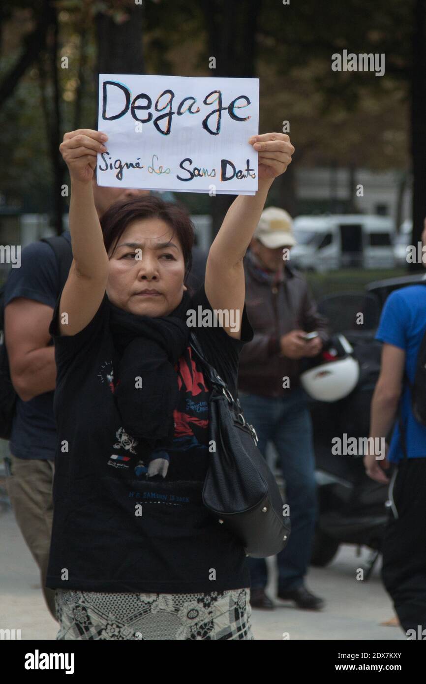 I manifestanti protestano durante una manifestazione chiamata da persone che si chiamano "senza denti" il 5 settembre 2014 di fronte al Palazzo Elysee, a Parigi, Francia. Il presidente Francois Hollande ha lanciato un blastidante contrattacco venerdì, dicendo che non aveva intenzione di gettarsi nella spugna dopo settimane di colpi di corpo politici, economici e personali che lo hanno visto precipitare nuove profondità di impopolarità. Per la prima volta, Hollande ha colpito indietro alle rivendicazioni esplosive pentite dalla sua ex partner e prima signora Valerie Trierweiler, il più dannoso dei quali è stato che ha segretamente disprezzato i poveri, callin Foto Stock