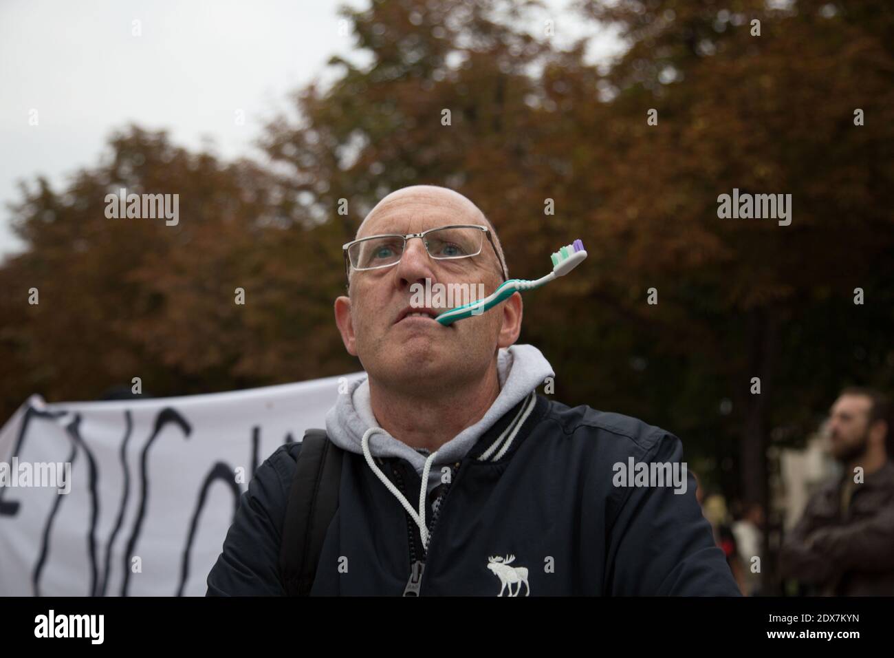 I manifestanti protestano durante una manifestazione chiamata da persone che si chiamano "senza denti" il 5 settembre 2014 di fronte al Palazzo Elysee, a Parigi, Francia. Il presidente Francois Hollande ha lanciato un blastidante contrattacco venerdì, dicendo che non aveva intenzione di gettarsi nella spugna dopo settimane di colpi di corpo politici, economici e personali che lo hanno visto precipitare nuove profondità di impopolarità. Per la prima volta, Hollande ha colpito indietro alle rivendicazioni esplosive pentite dalla sua ex partner e prima signora Valerie Trierweiler, il più dannoso dei quali è stato che ha segretamente disprezzato i poveri, callin Foto Stock