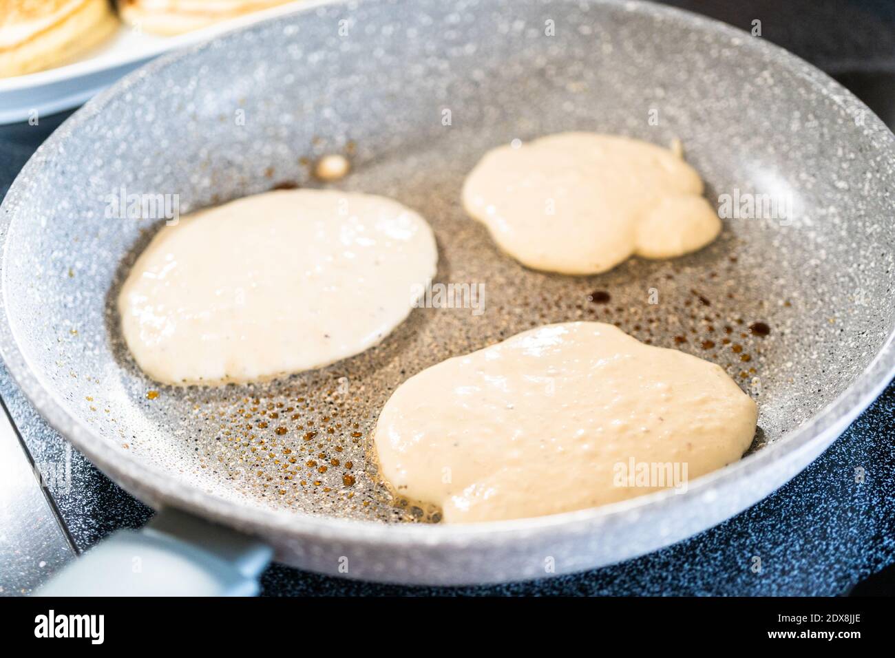 Frittura di pancake a base di kefir in una pentola da cucina su