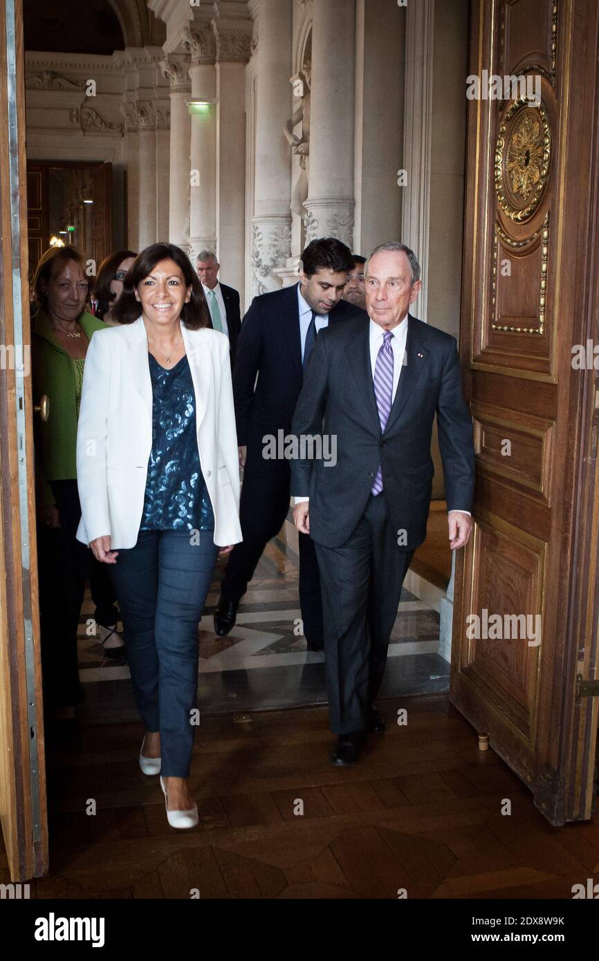 Il sindaco di Parigi Anne Hidalgo riceve l'ex sindaco di New York Michael Bloomberg, all'Hotel de vile, a Parigi, Francia, il 17 settembre 2014. Foto di Audrey Poree/ABACAPRESS.COM Foto Stock