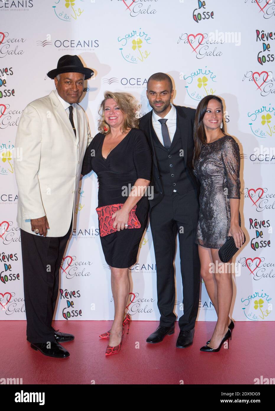 Tony Parker, sua moglie Axelle Francine, suo padre Tony Parker Sr. E sua madre Pamela Firestone al nono gala annuale di beneficenza 'Par Coeur' ospitato da Tony Parker al ristorante Paul Bocuse l'Abbaye de Collonges, a Collonges-au-Mont-d'Or, vicino Lione, Francia, il 25 settembre 2014. Foto di Vincent Dargent/ABACAPRESS.COM Foto Stock