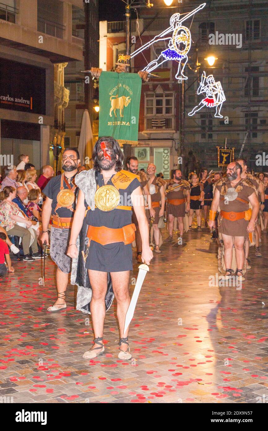 Festa annuale a Cartagena, Spagna è i Cartaginesi e Romani. Una processione trionfale dei Romani attraverso le strade della città. Soldati mercenari. Foto Stock