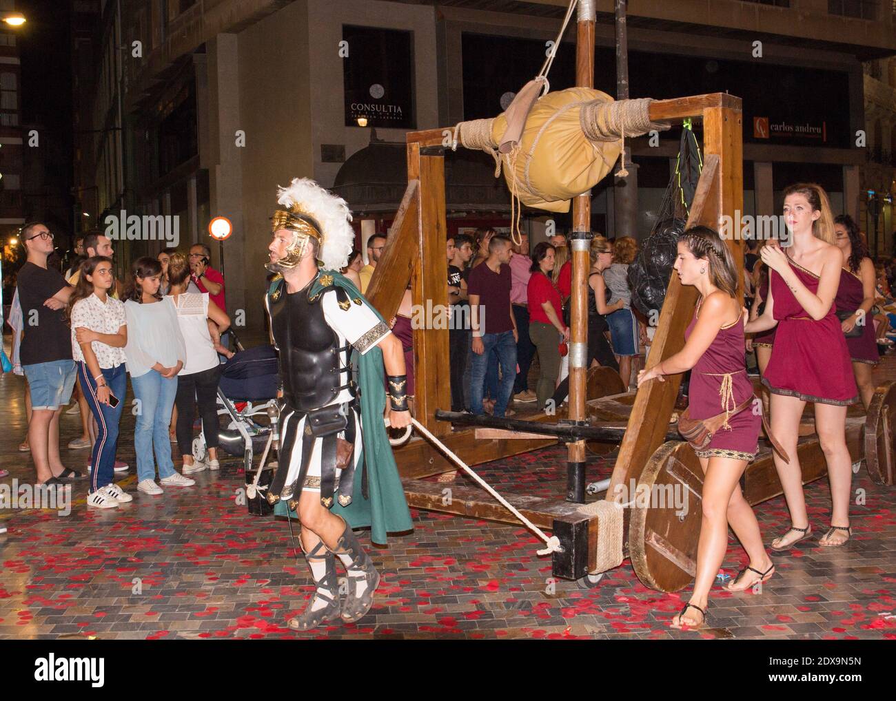 Festa annuale a Cartagena, Spagna è i Cartaginesi e Romani. Una processione trionfale dei Romani attraverso le strade della città. Ballista /catapulta Foto Stock