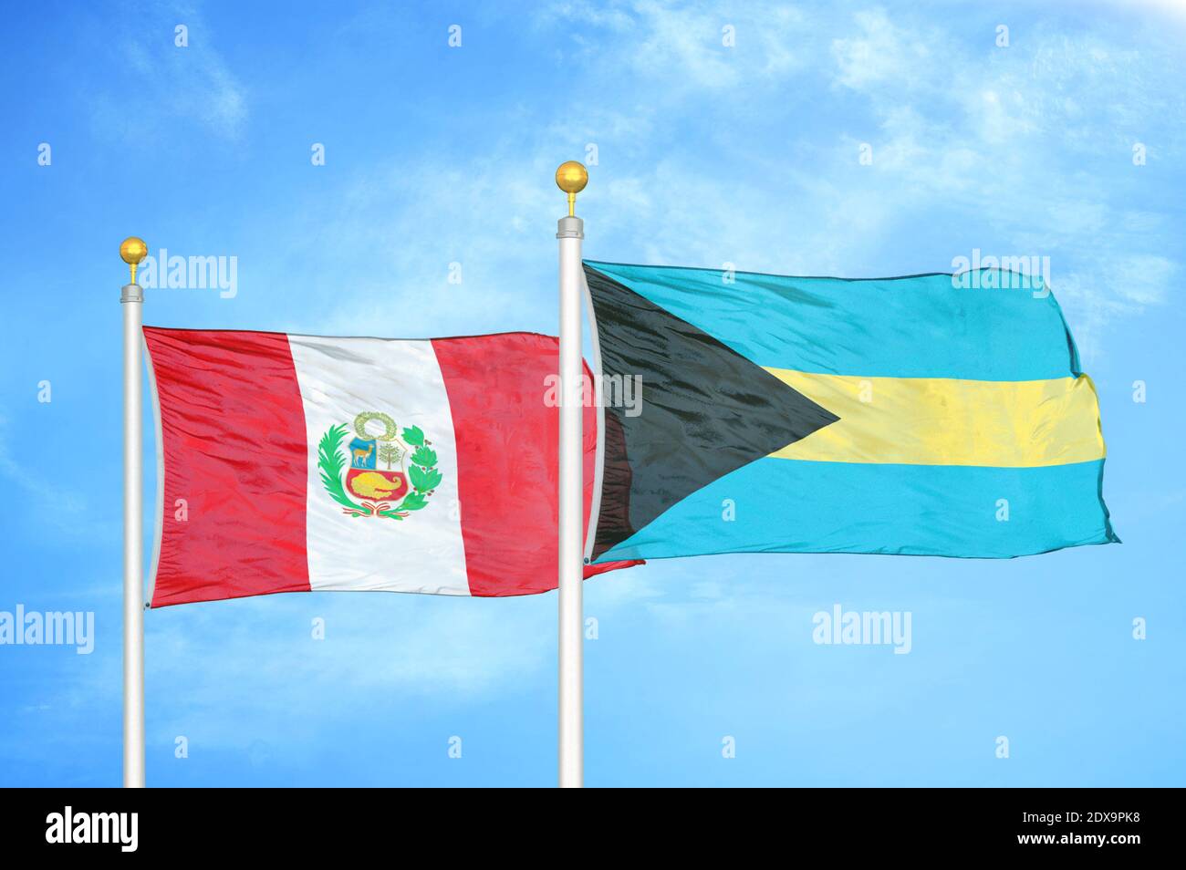 Perù e Bahamas due bandiere su flagpoli e cielo blu Foto Stock
