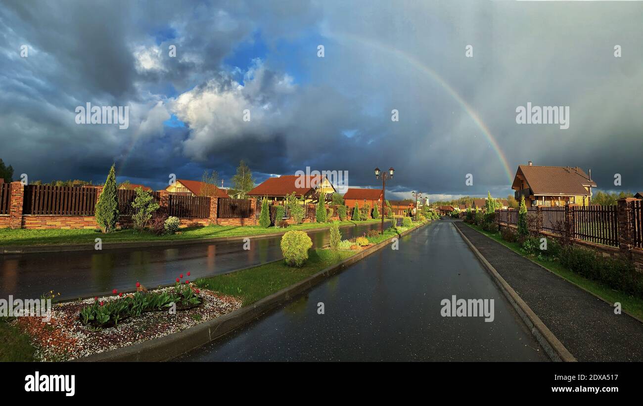 Vista panoramica dell'arcobaleno sugli edifici della città Foto Stock