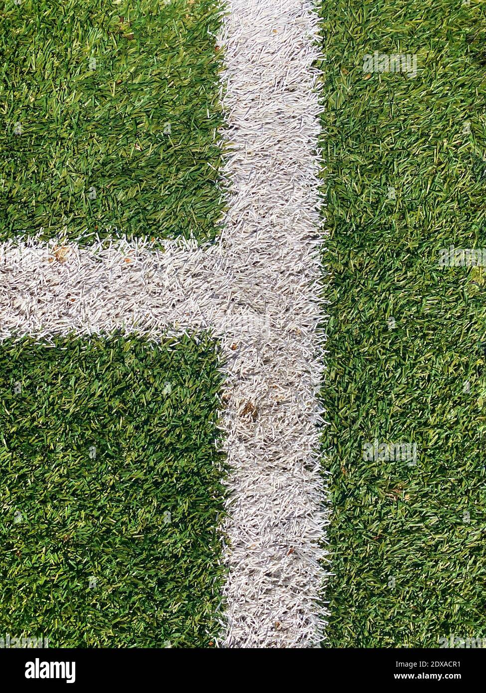 Linee di gesso su un campo di calcio Foto stock - Alamy