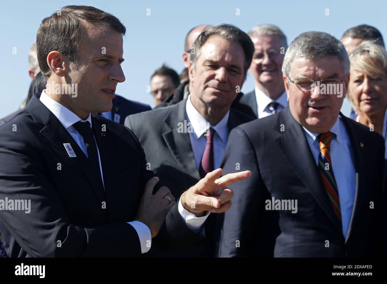 Il presidente francese Emmanuel Macron (L) e il presidente del Comitato Olimpico Internazionale (CIO) Thomas Bach visitano il sito della futura sede della vela Olimpica (Voile Olympique) presso la base nautica "marina Olympique" di Marsiglia, Francia, dopo la decisione di Parigi di ospitare le Olimpiadi estive del 2024, 21 settembre 2017. Foto di Jean-Paul Pelissier/piscina/ABACAPRESS.COM Foto Stock