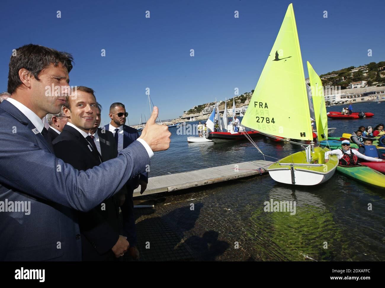 Il presidente francese Emmanuel Macron e il membro del Comitato Olimpico Internazionale (CIO) e copresidente di Parigi 2024 Tony Estanguet (L) visitano il sito della futura sede olimpica della vela (Voile Olympique) presso la base nautica "marina Olympique" di Marsiglia, Francia, Dopo la decisione di Parigi di ospitare le Olimpiadi estive del 2024, 21 settembre 2017. Foto di Jean-Paul Pelissier/piscina/ABACAPRESS.COM Foto Stock