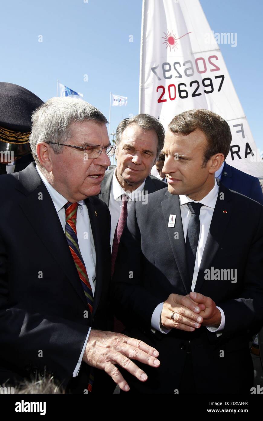 Il presidente francese Emmanuel Macron (R) e il presidente del Comitato Olimpico Internazionale (CIO) Thomas Bach (L) visitano il sito della futura sede della vela Olimpica (Voile Olympique) presso la base nautica 'marina Olympique' di Marsiglia, Francia, dopo la decisione di Parigi di ospitare le Olimpiadi estive del 2024, 21 settembre 2017. Foto di Jean-Paul Pelissier/piscina/ABACAPRESS.COM Foto Stock