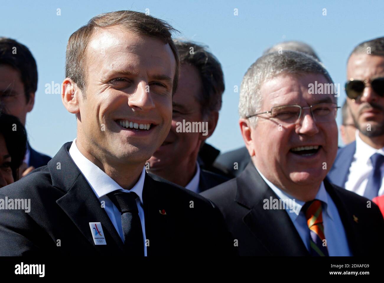 Il presidente francese Emmanuel Macron (L) e il presidente del Comitato Olimpico Internazionale (CIO) Thomas Bach visitano il sito della futura sede della vela Olimpica (Voile Olympique) presso la base nautica "marina Olympique" di Marsiglia, Francia, dopo la decisione di Parigi di ospitare le Olimpiadi estive del 2024, 21 settembre 2017. Foto di Jean-Paul Pelissier/piscina/ABACAPRESS.COM Foto Stock