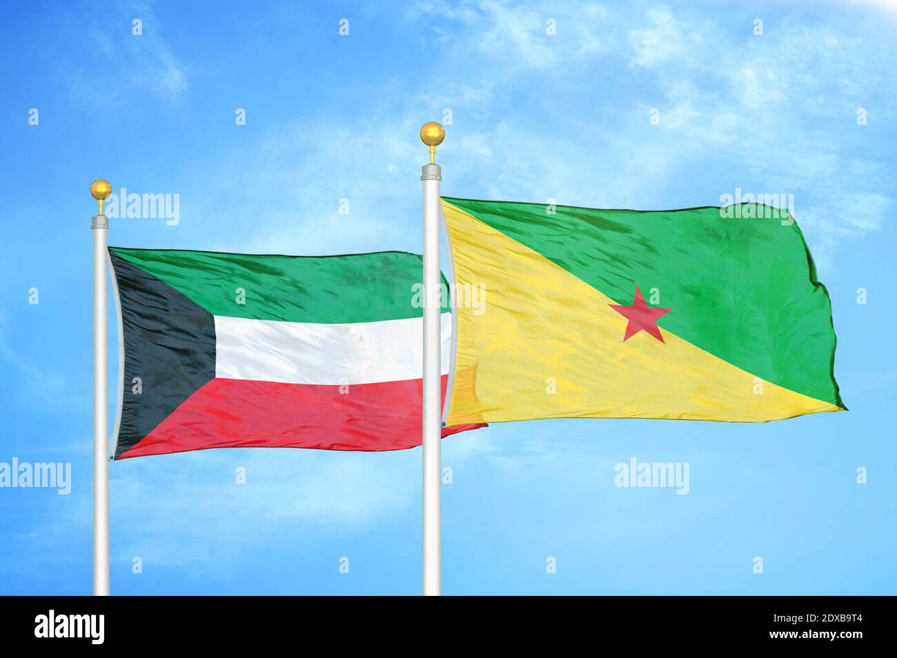 Kuwait e Guiana francese due bandiere su paletti e blu cielo Foto Stock