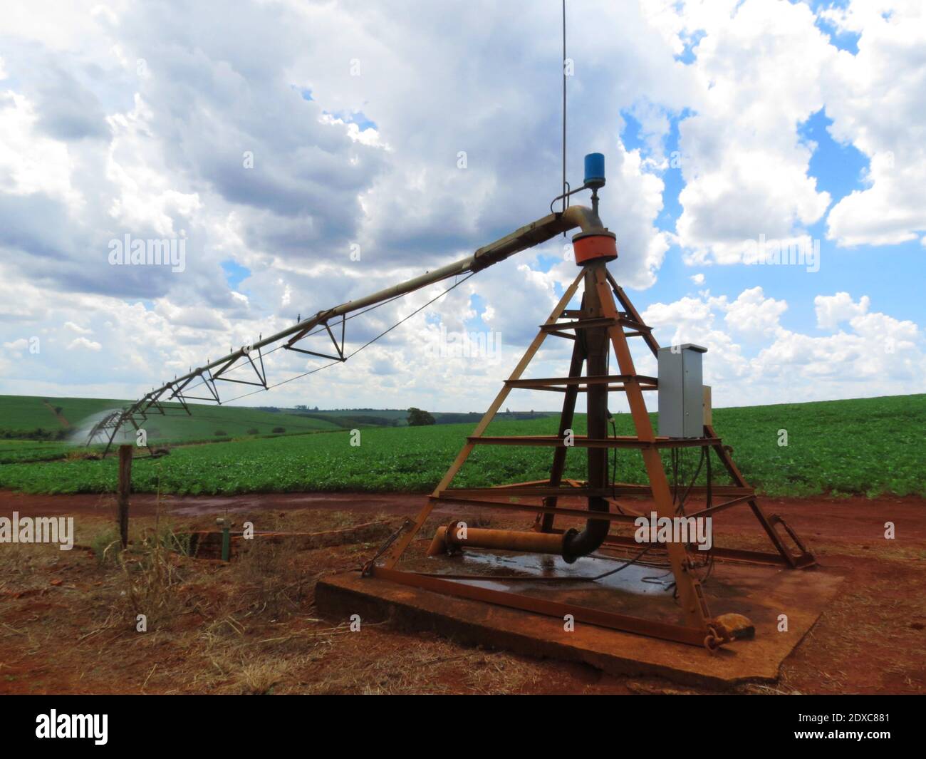 Sistema di irrigazione attivo in una fattoria brasiliana Foto Stock