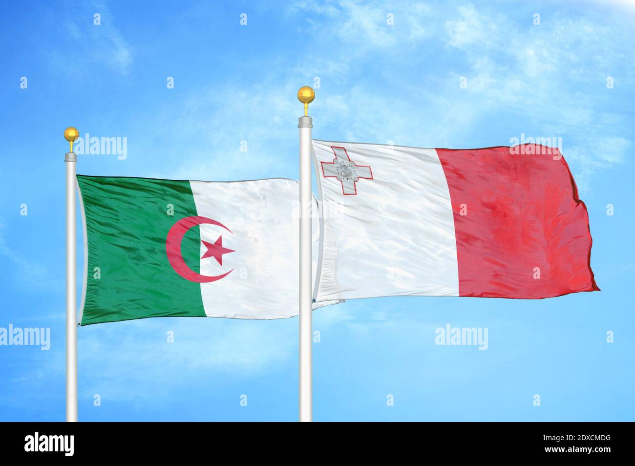 Algeria e Malta due bandiere su paletti e cielo blu Foto Stock
