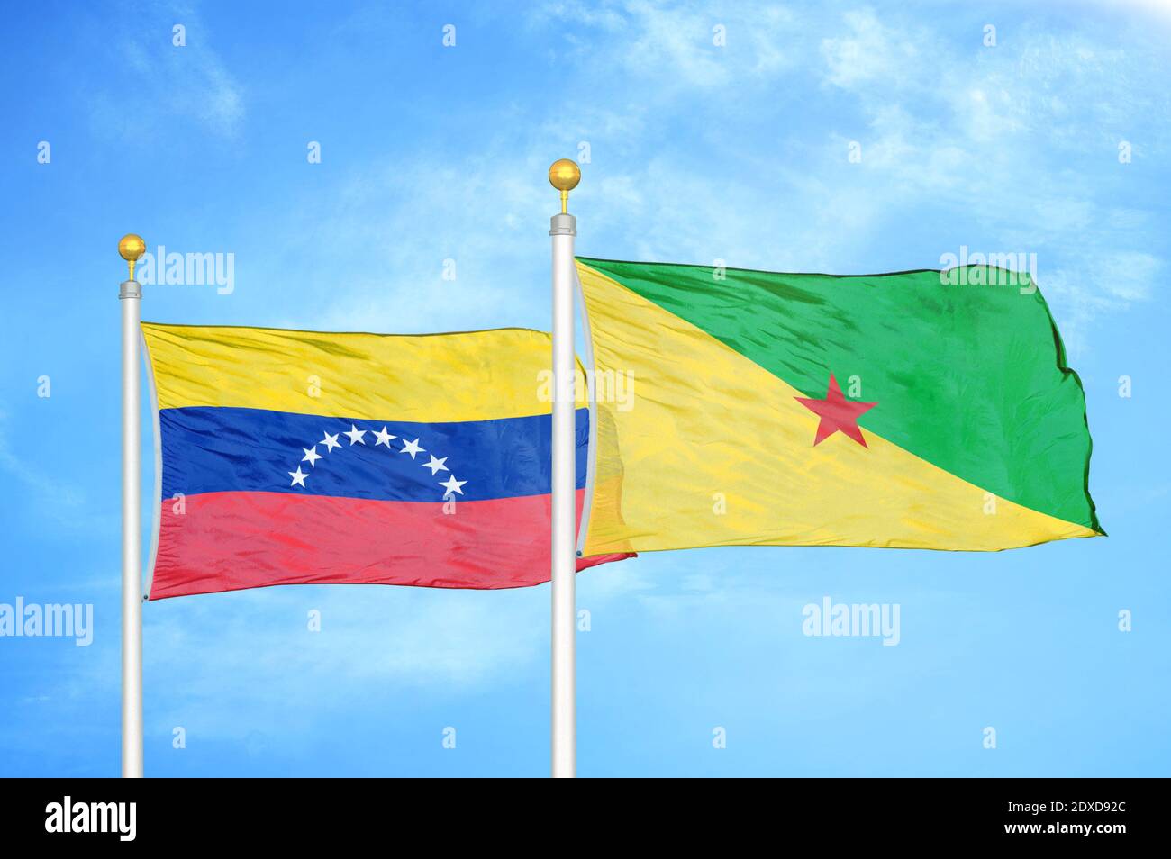 Venezuela e Guyana francese due bandiere su flagpoli e blu cielo Foto Stock