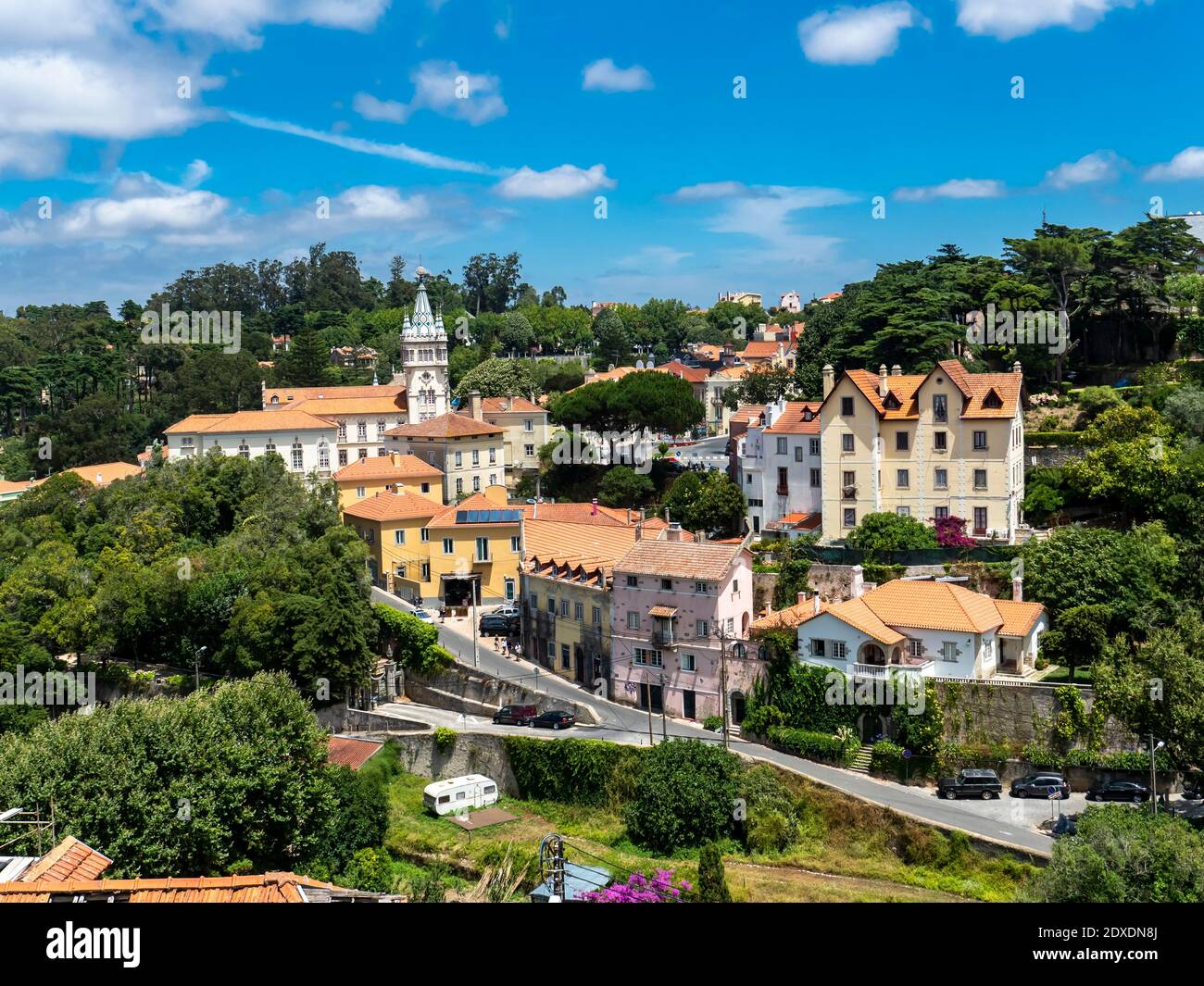 Portogallo, quartiere di Lisbona, Sintra, le case della città vecchia in estate Foto Stock Portogallo, quartiere di Lisbona, Sintra, le case della città vecchia in estate Foto Stock