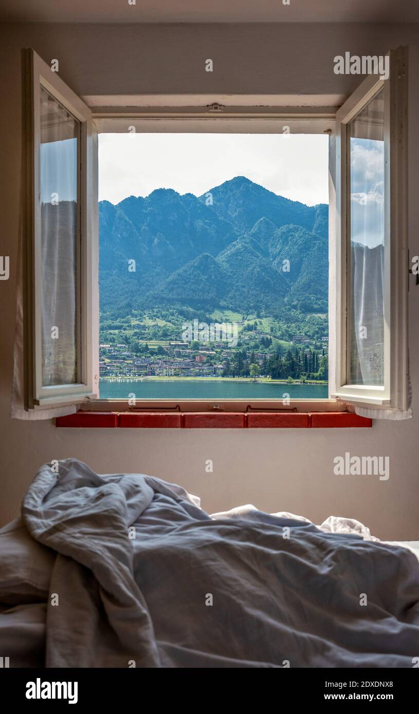 Catena montuosa vista attraverso la finestra della camera da letto Foto Stock