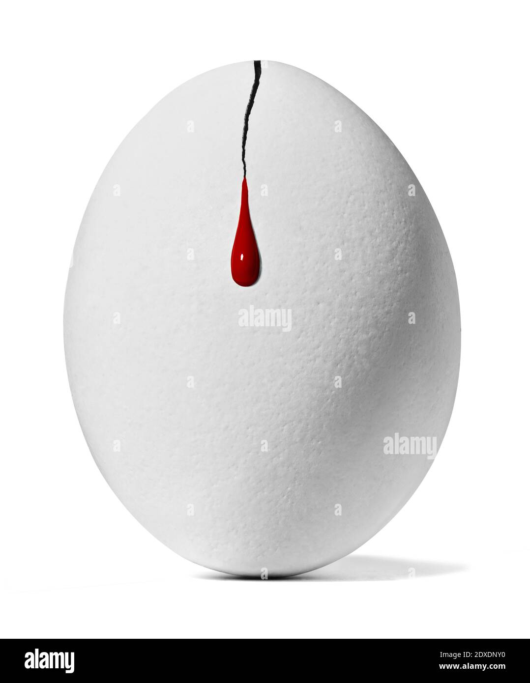 Versamento di sangue da uova di pollo fessurate Foto Stock