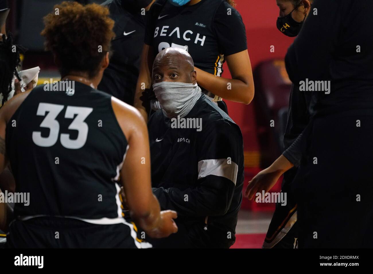 Il capo allenatore di Long Beach, Jeff Cammon, indossa una maschera durante una partita di pallacanestro femminile dell'università NCAA contro i Trojan della California meridionale, Wedn Foto Stock