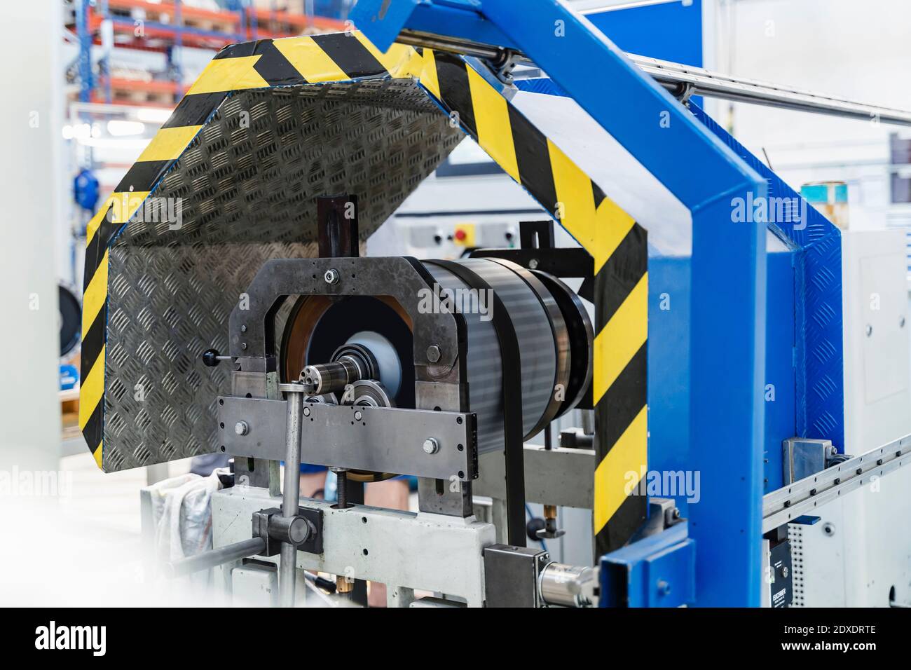 Macchina automatica nell'industria illuminata Foto Stock