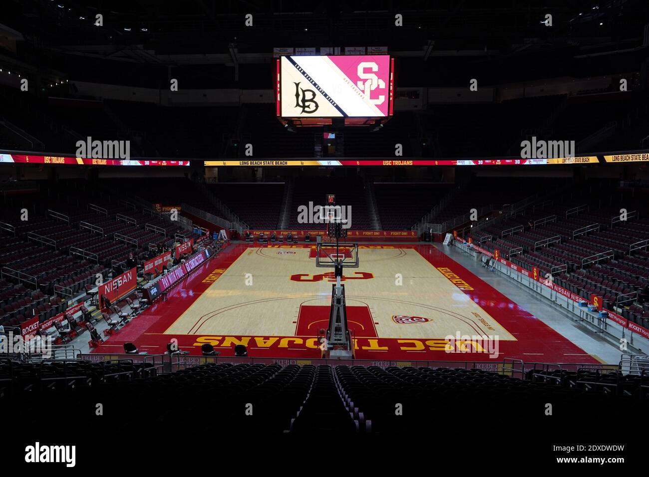 Una vista generale del Galen Centre vuoto senza Tifosi durante una partita di basket femminile dell'università NCAA tra il I Trojan della California meridionale e il Foto Stock