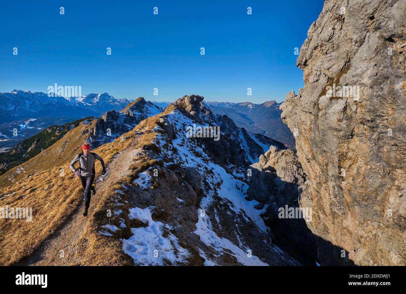 Escursionista maschile che corre lungo il sentiero nella gamma Soierngruppe Foto Stock