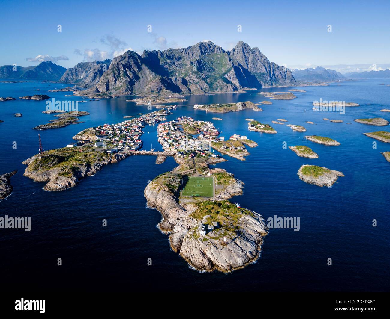 Campo di calcio sull'isola di Henningsvaer, Lofoten, Norvegia Foto Stock