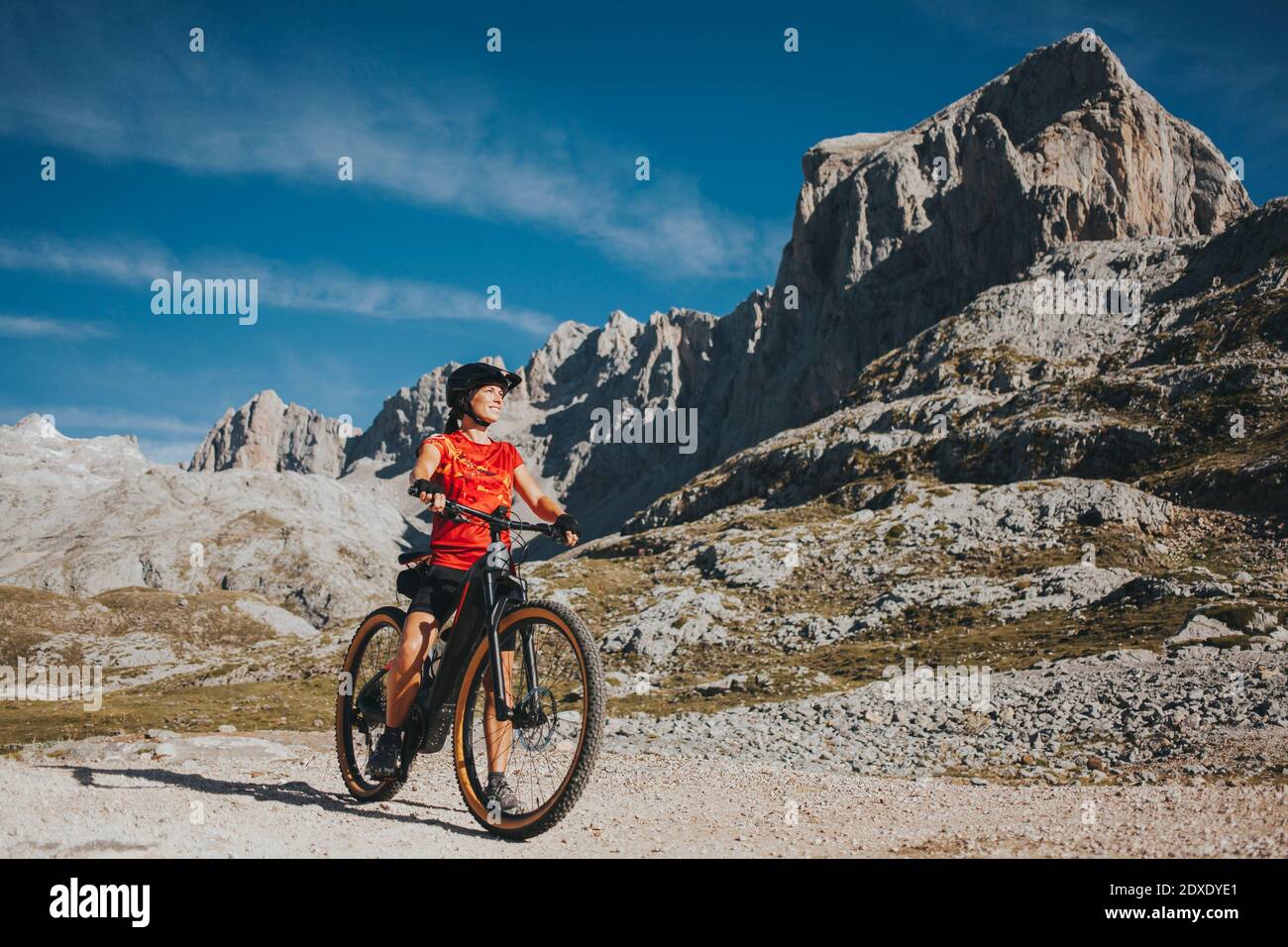 Avventuroso ciclista guardando lontano al Parco Nazionale di Picos de Europa durante il fine settimana, Cantabria, Spagna Foto Stock
