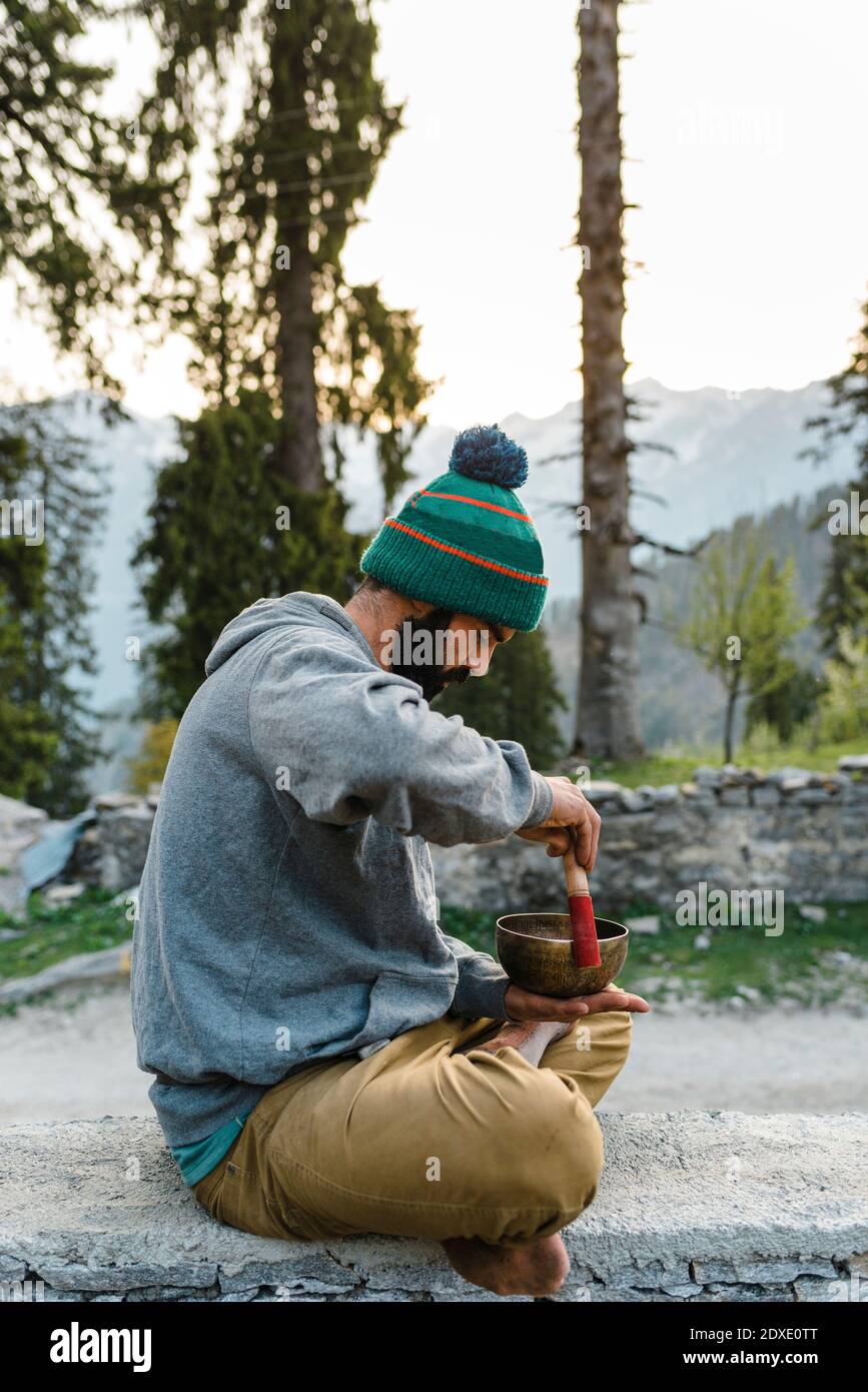 Escursionista maschile che gioca all'aperto su rin gong Foto Stock