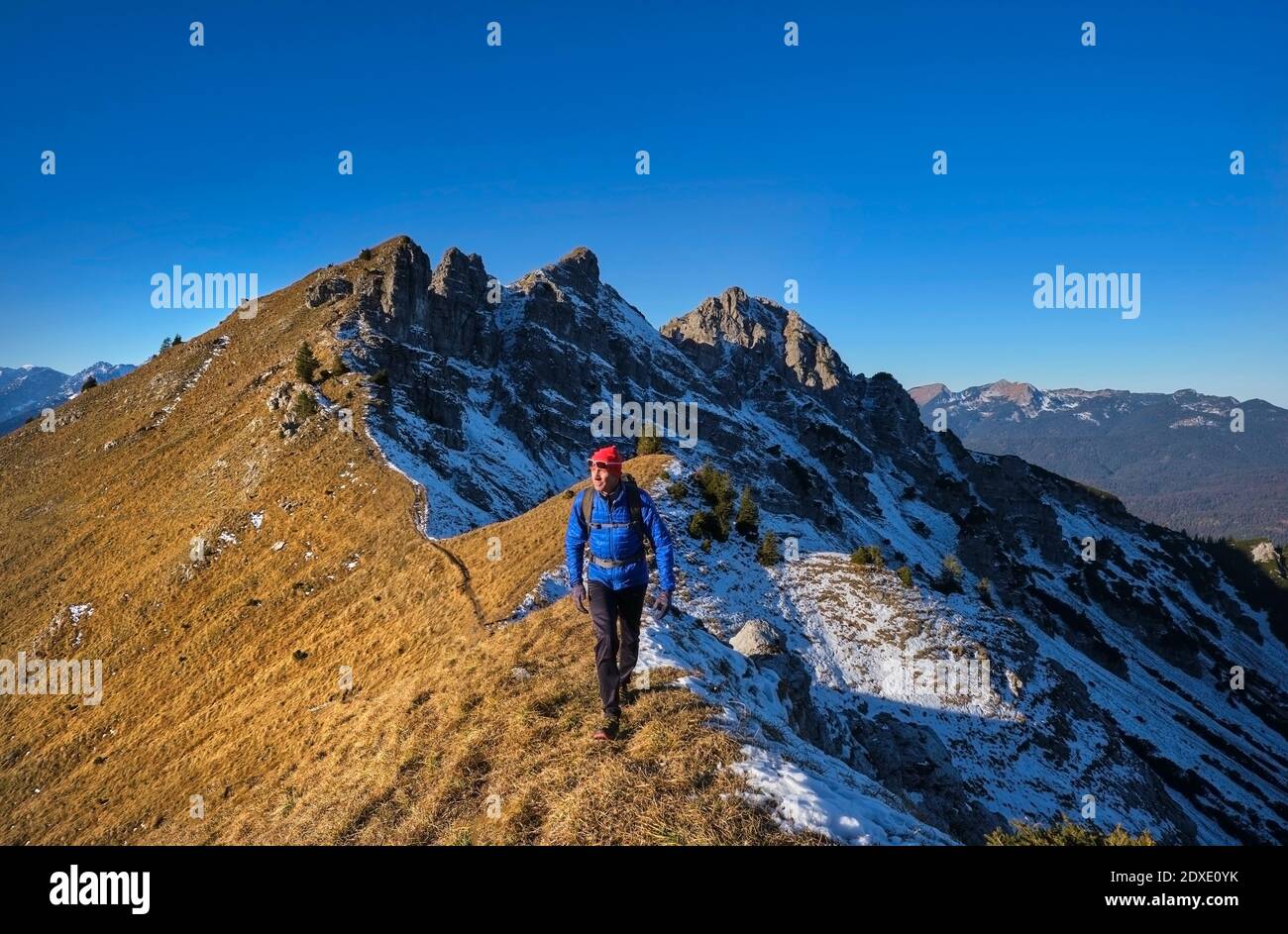 Uomo escursioni da solo nella gamma Soierngruppe Foto Stock