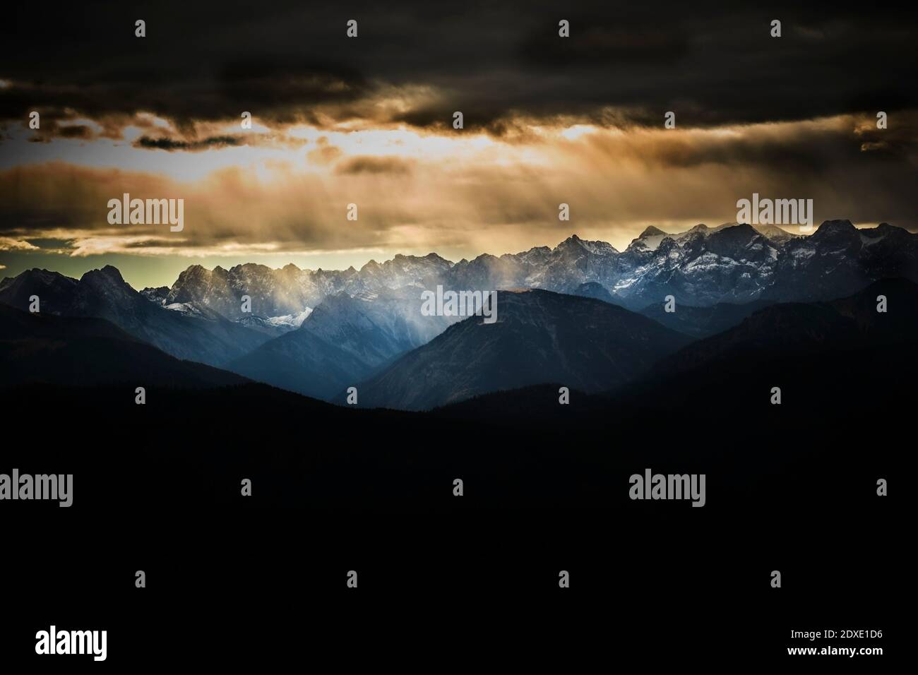 Nuvole drammatiche sulle vette della catena del Karwendel al tramonto Foto Stock