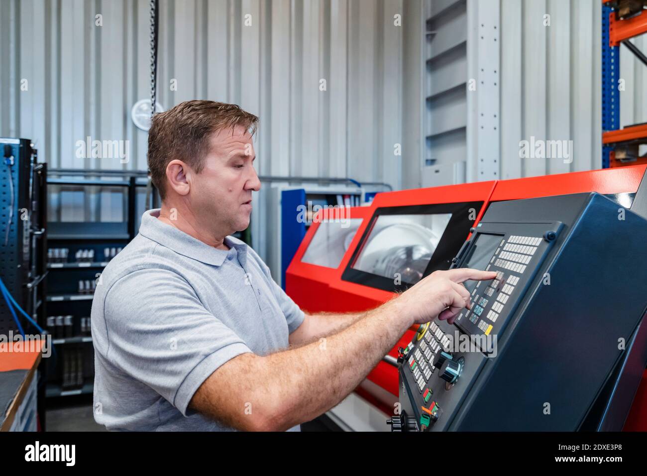 Pannello di controllo per operatore manuale industriale maschio per l'industria Foto Stock