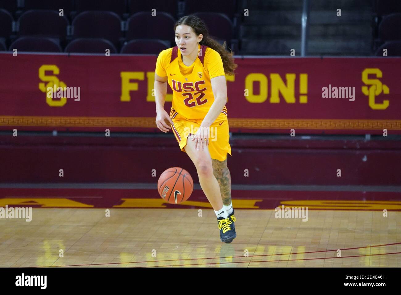 La guardia dei Trojan della California meridionale Kyra White (22) dribbles la palla Nella prima metà contro lo stato di Long Beach durante Un NCAA college femminile ba Foto Stock