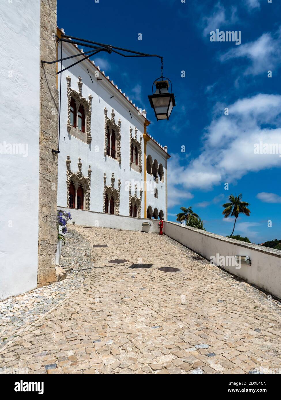 Portogallo, quartiere di Lisbona, Sintra, Lanterna appesa su un sentiero acciottolato del Palazzo Nazionale di Sintra Foto Stock Portogallo, quartiere di Lisbona, Sintra, Lanterna appesa su un sentiero acciottolato del Palazzo Nazionale di Sintra Foto Stock