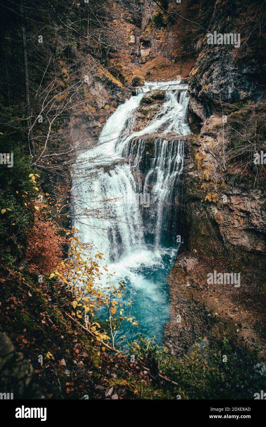 Bella cascata nella foresta durante l'autunno Foto Stock