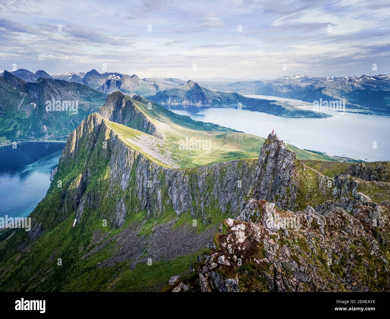Vista panoramica del paesaggio contro il cielo a Husfjellet, Senja, Norvegia Foto Stock