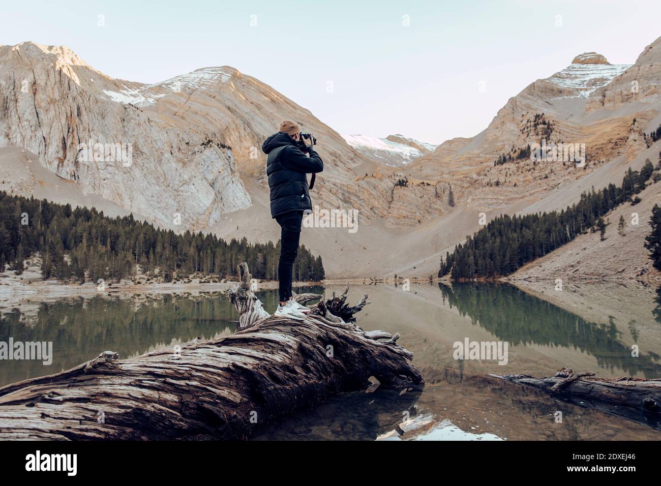 Fotografo appassionato che fotografa le montagne del lago Ibon del Plan, Huesca, Spagna Foto Stock