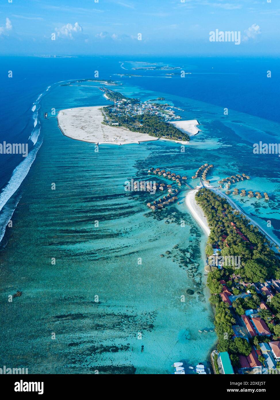 Maldive, Atollo di Kaafu, veduta aerea dell'isola di Huraa Foto Stock