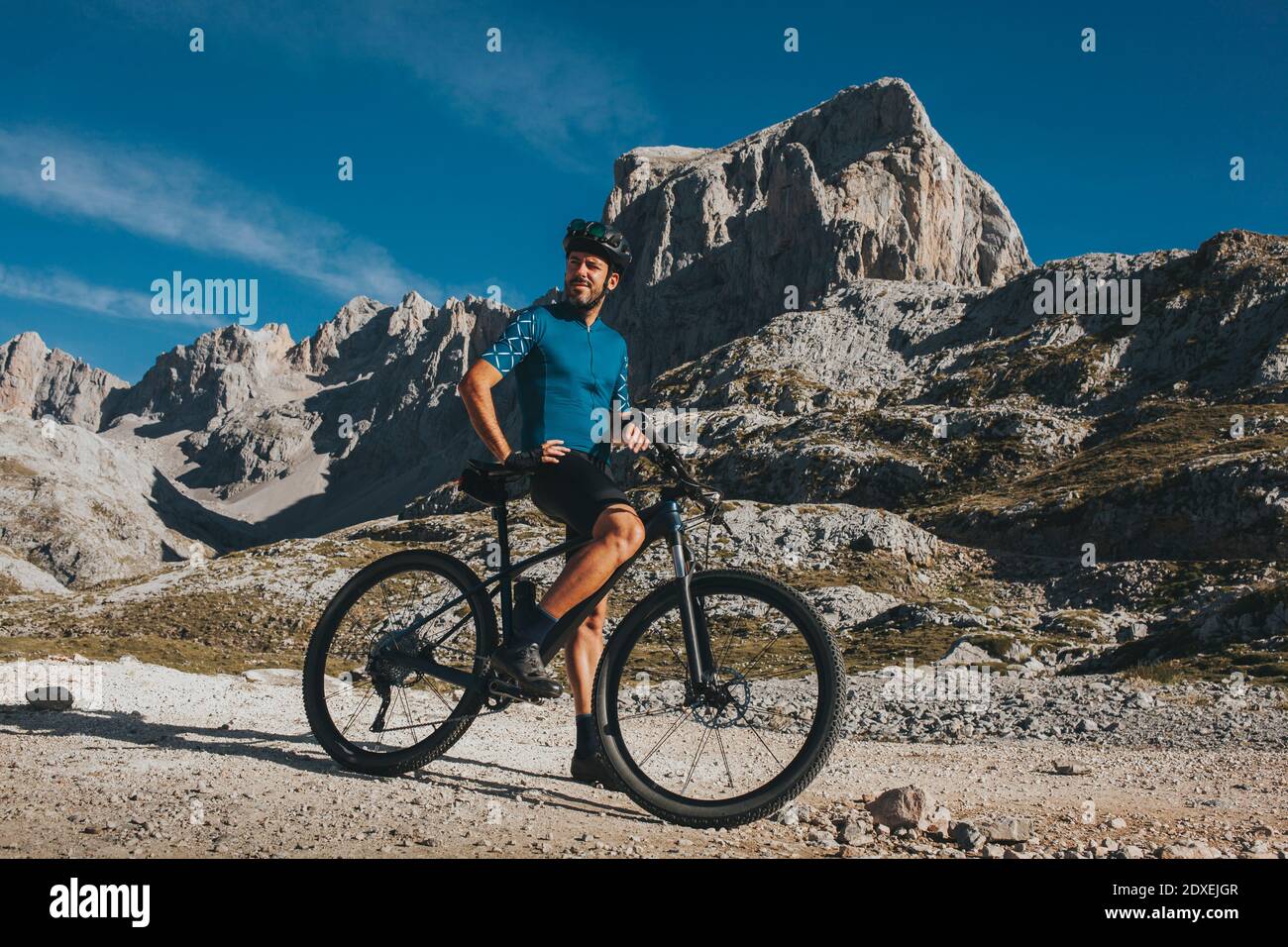 Ciclista maschile con mountain bike alla scoperta del Parco Nazionale Picos de Europa, Cantabria, Spagna Foto Stock