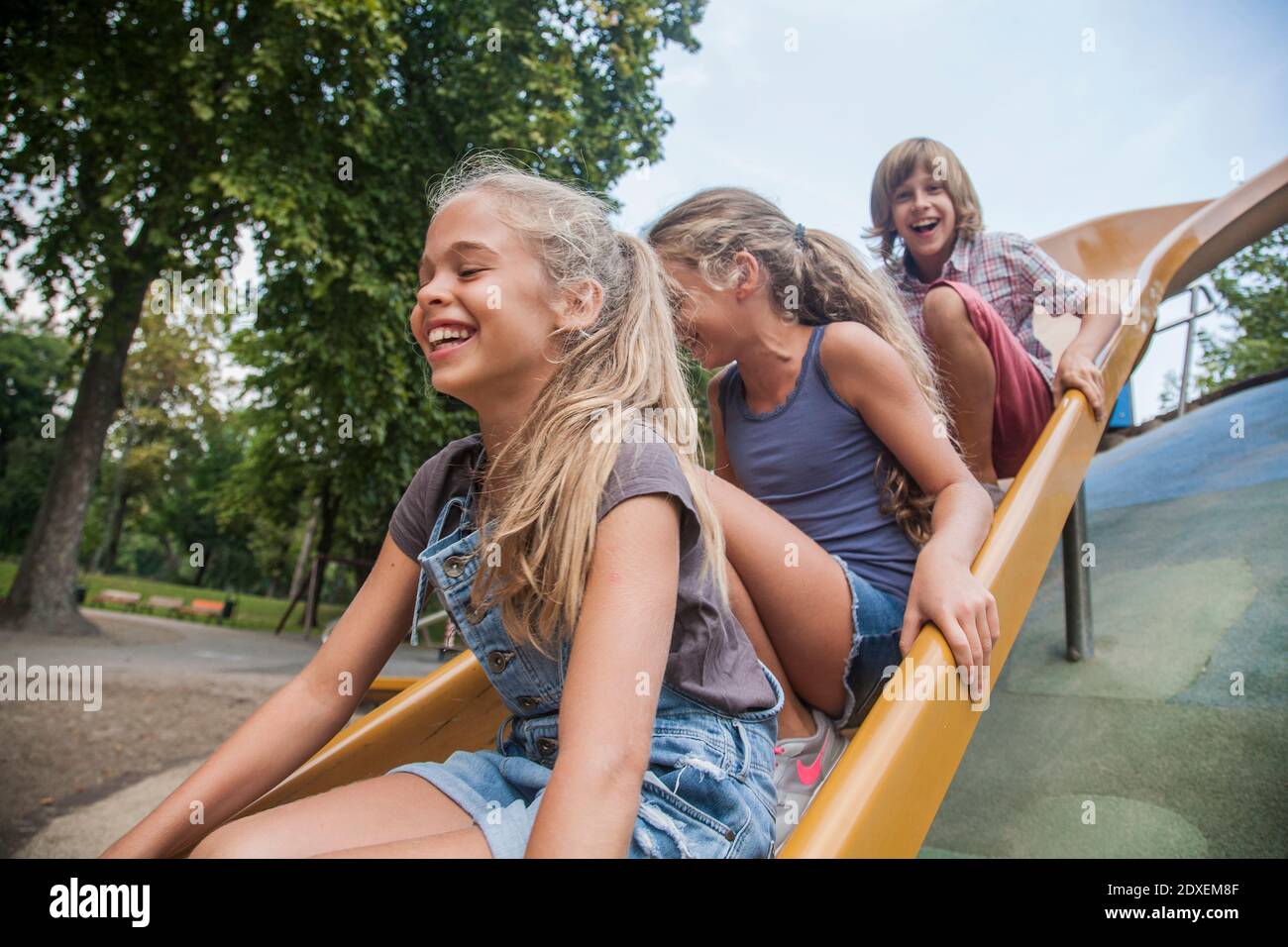 Bambini 9-11, giocando su una slitta nel parco, Budapest, Ungheria Foto Stock