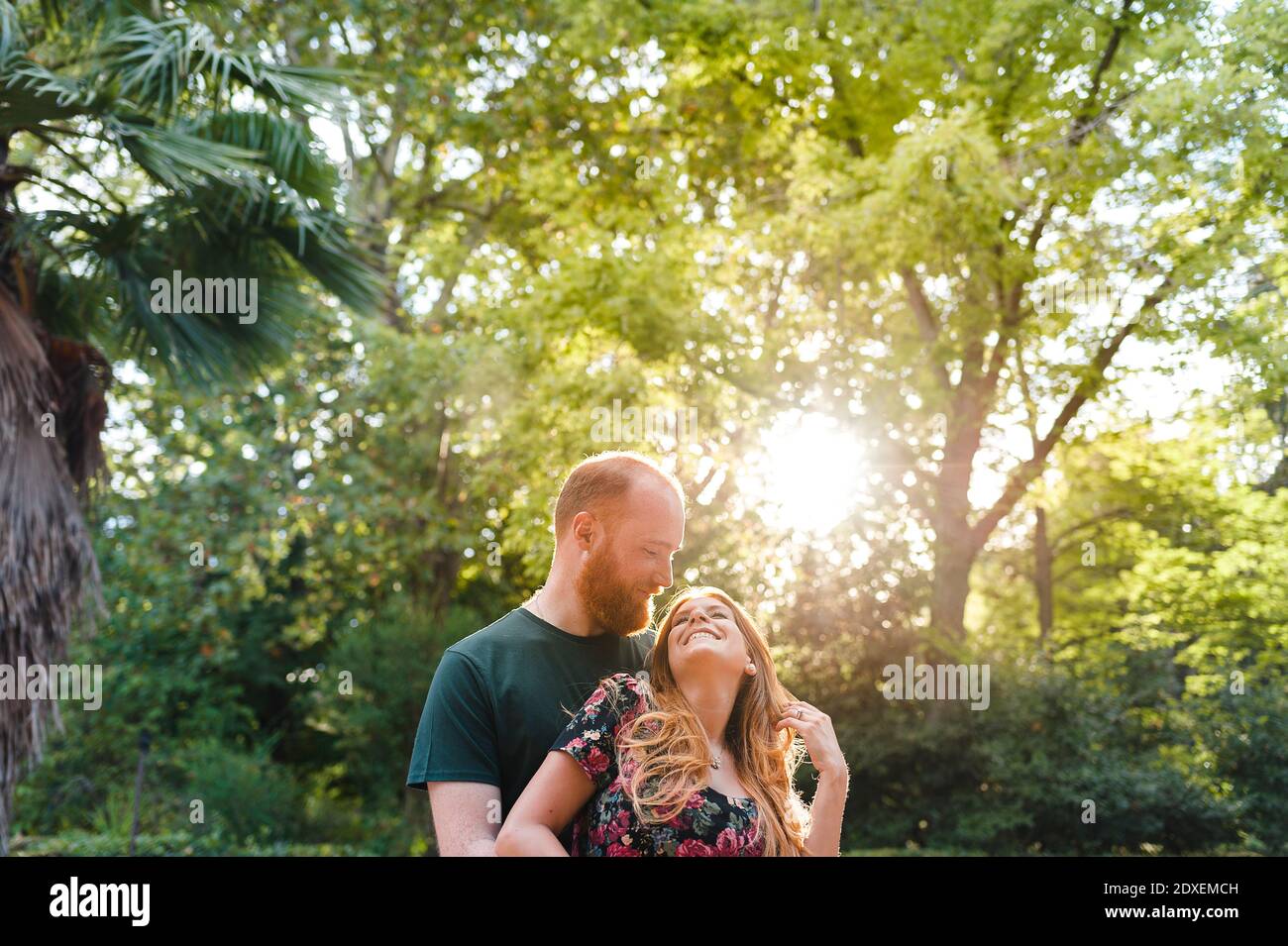 Redhead coppia eterosessuale sorridente nel parco Foto Stock